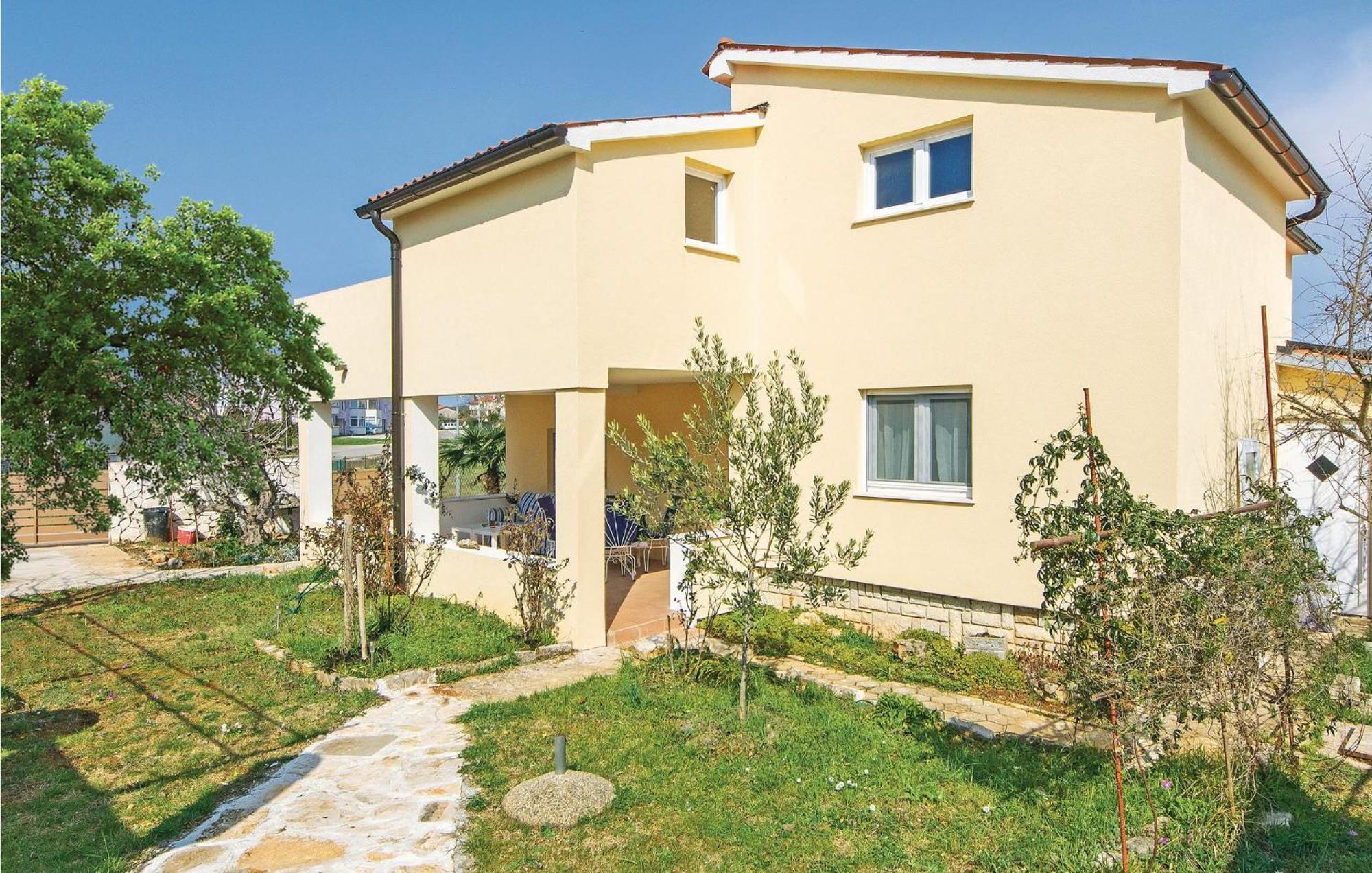Awesome Apartment In Fazana With Wifi Exterior photo